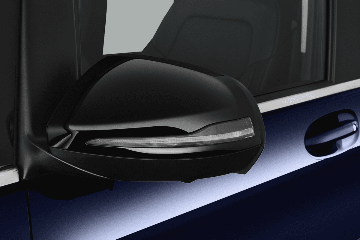 Rückspiegel eines Mercedes EQV