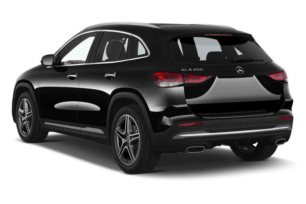 Schräge Heckansicht eines Mercedes GLA, freigestellt