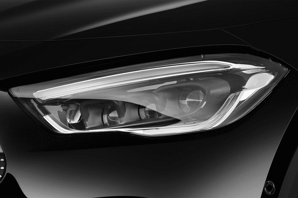 Frontscheinwerfer eines Mercedes GLA