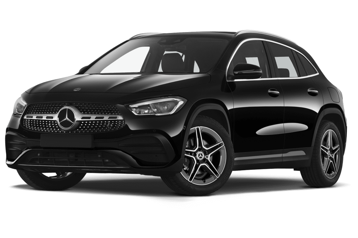 Tiefe, schräge Heckansicht eines Mercedes GLA, freigestellt