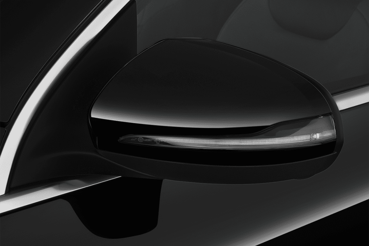 Rückspiegel eines Mercedes GLA