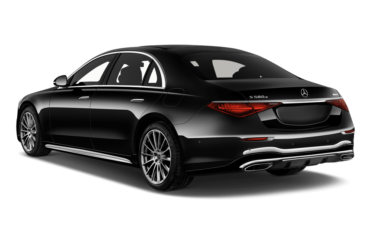 Schräge Heckansicht eines Mercedes S-Klasse Plug-in-Hybrid, freigestellt