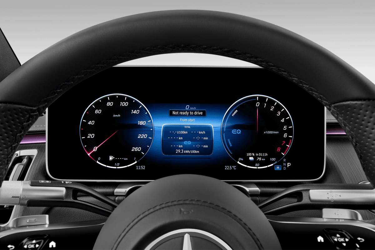 Kombiinstrument eines Mercedes S-Klasse Plug-in-Hybrid