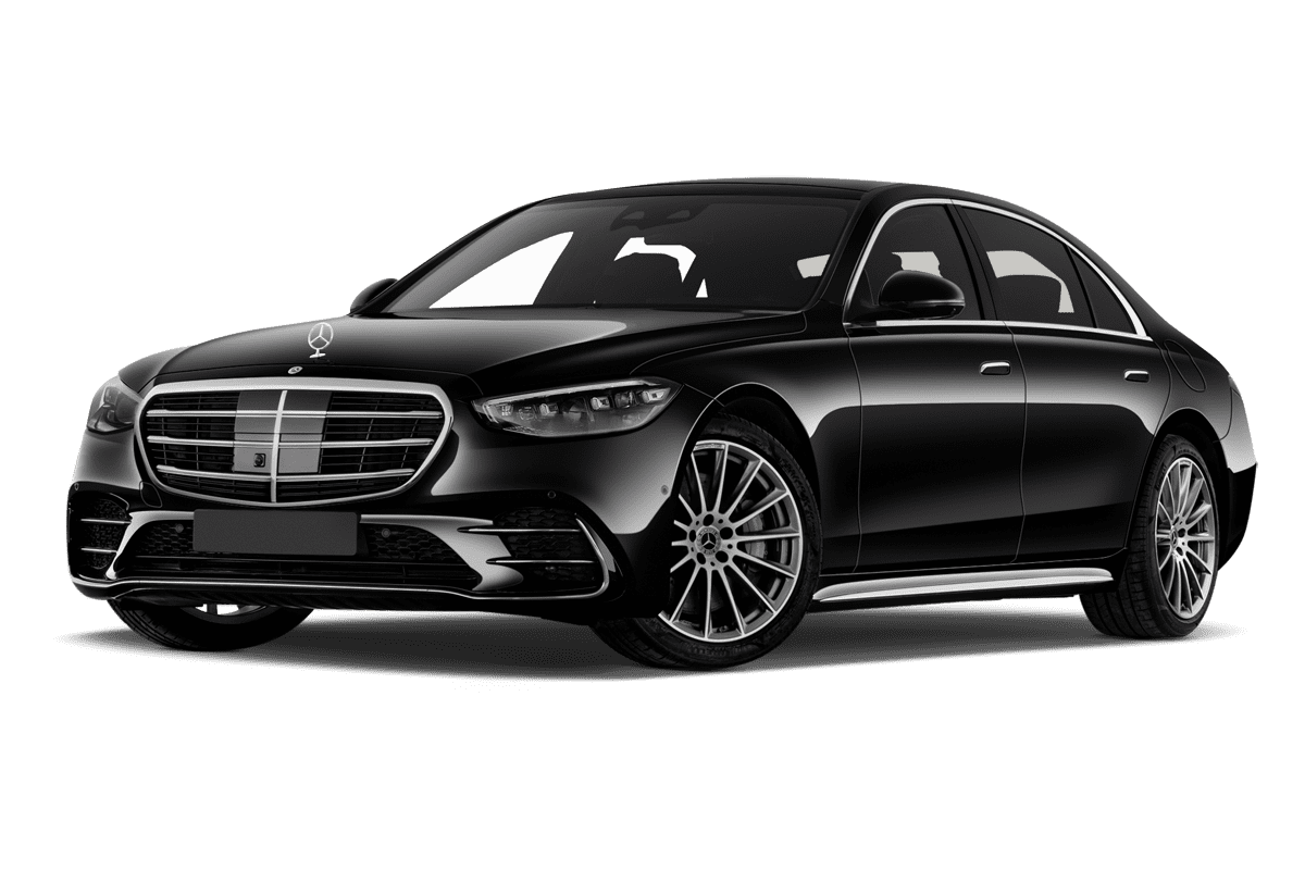 Tiefe, schräge Heckansicht eines Mercedes S-Klasse Plug-in-Hybrid, freigestellt