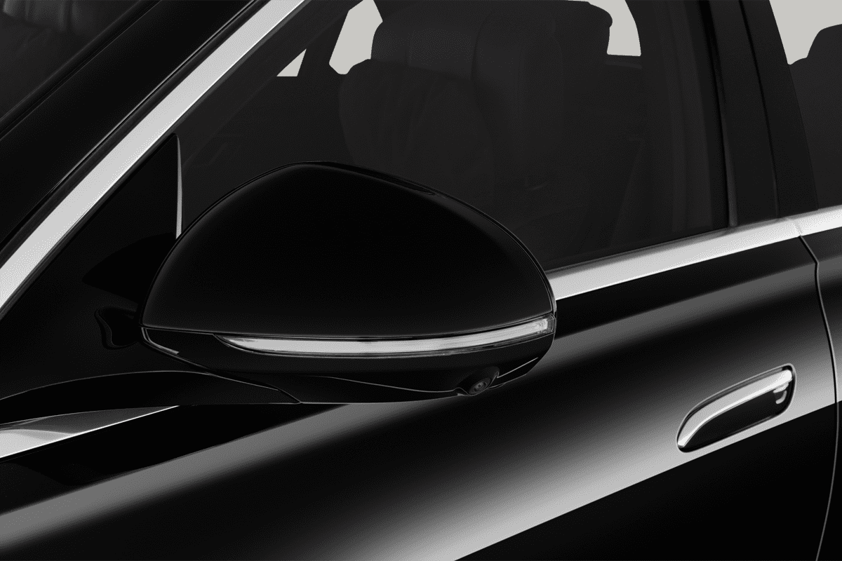 Rückspiegel eines Mercedes S-Klasse Plug-in-Hybrid