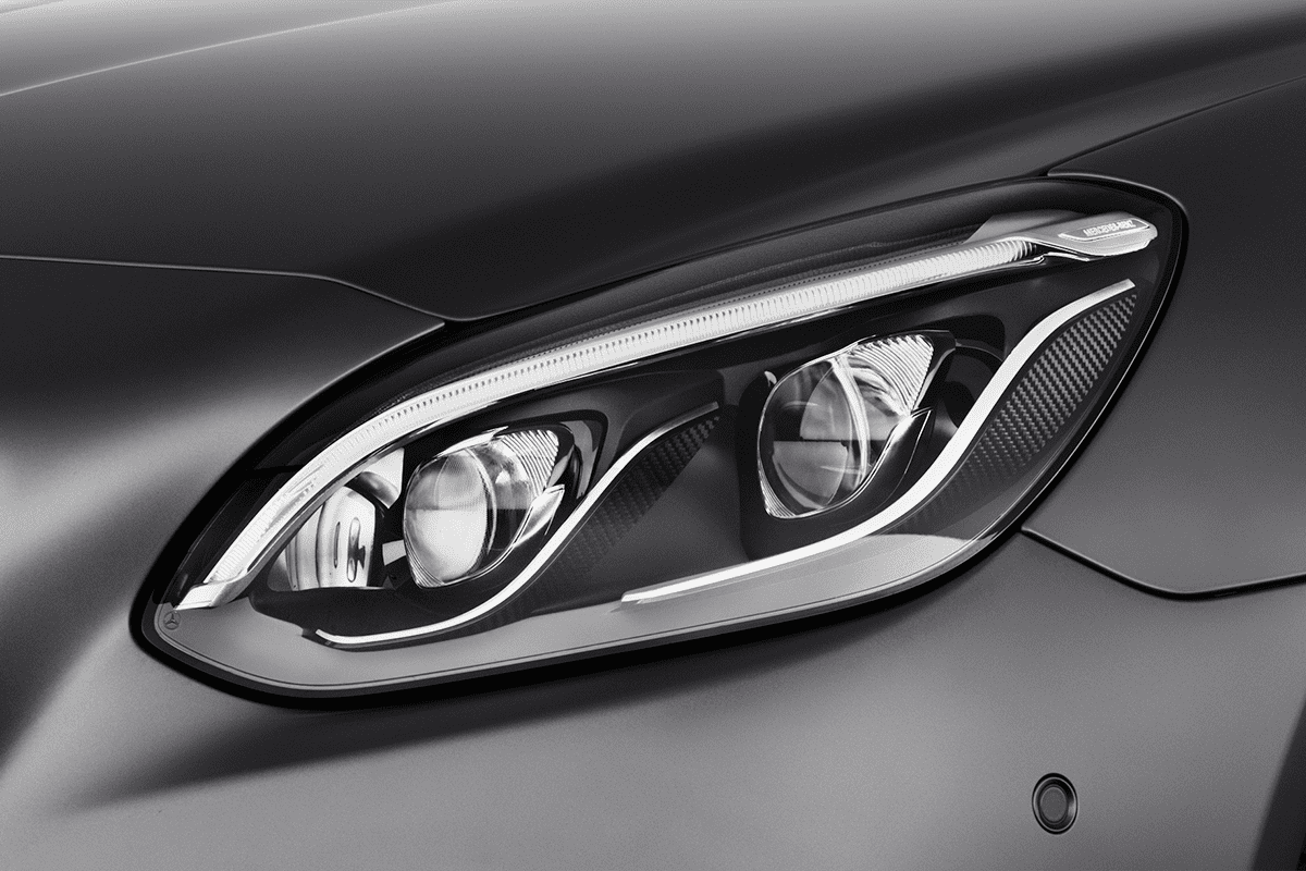 Frontscheinwerfer eines Mercedes SLC