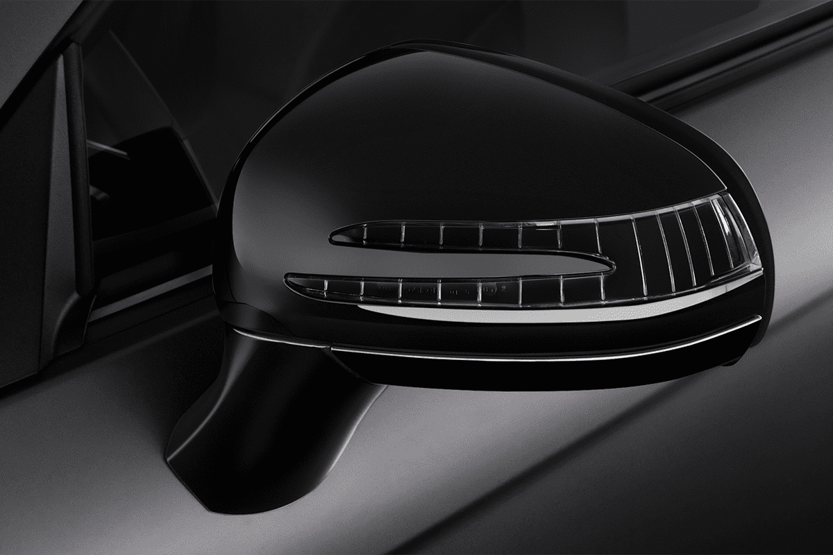 Rückspiegel eines Mercedes SLC