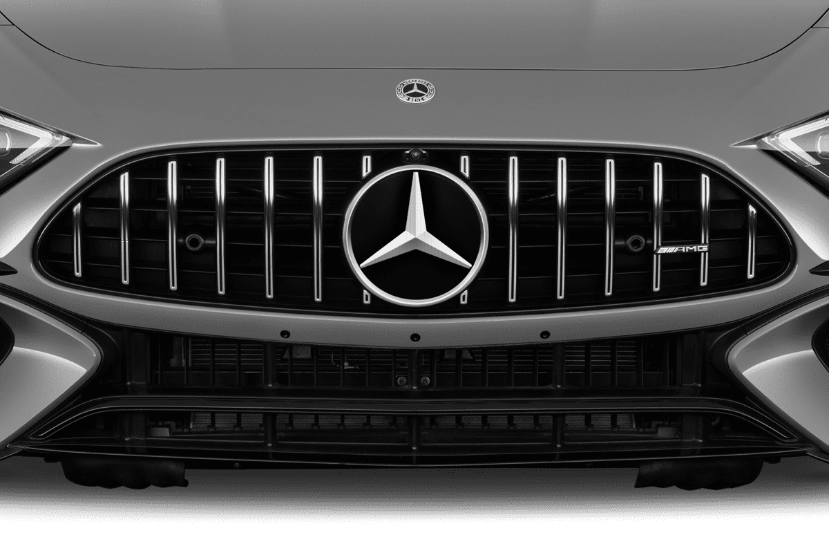 Kühlergrill eines Mercedes AMG SL Roadster