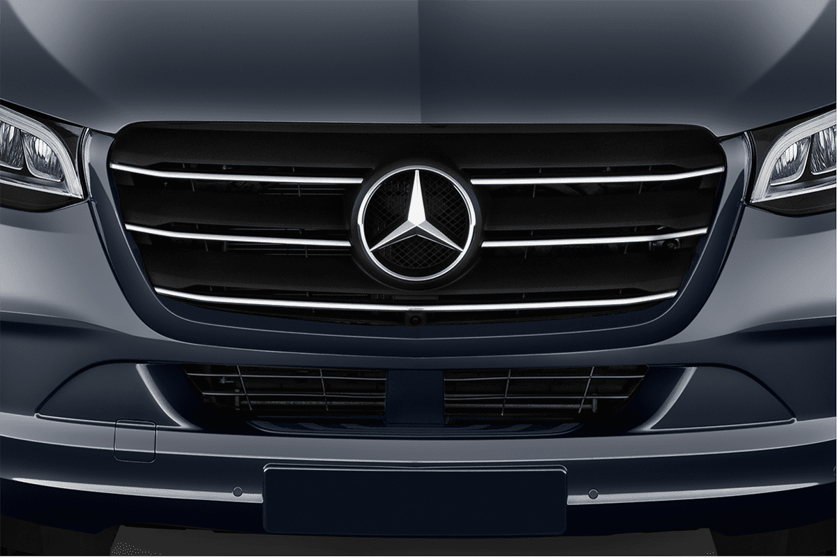 Kühlergrill eines Mercedes Sprinter Kastenwagen