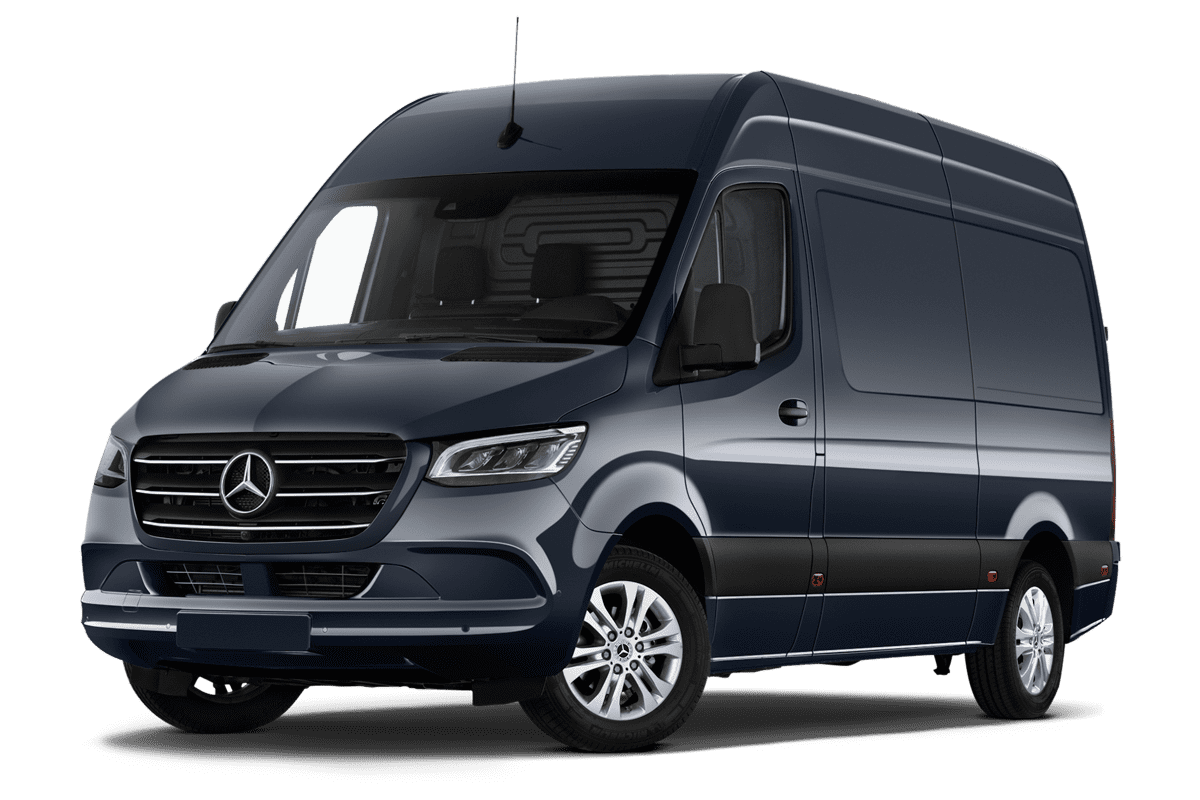 Tiefe, schräge Heckansicht eines Mercedes Sprinter Kastenwagen, freigestellt