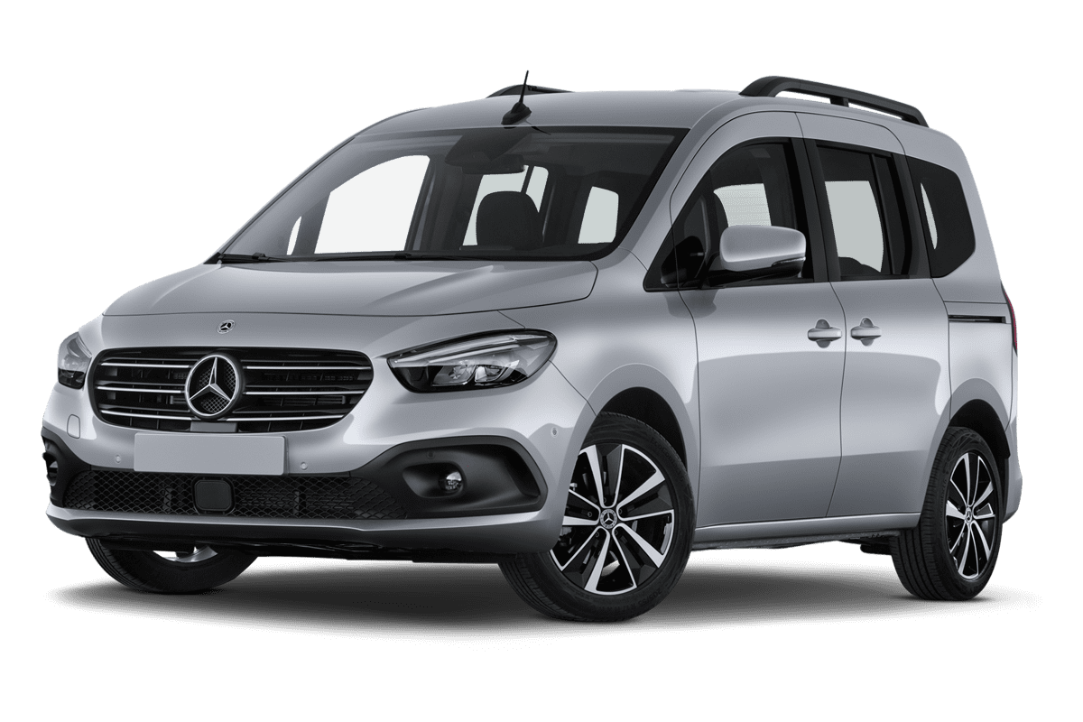 Tiefe, schräge Heckansicht eines Mercedes T-Klasse, freigestellt