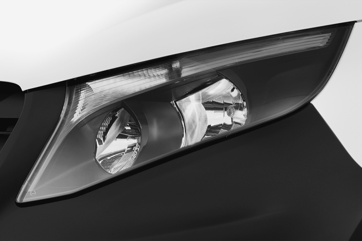 Frontscheinwerfer eines Mercedes Vito Kastenwagen