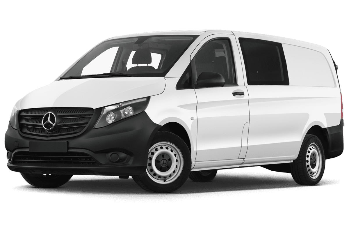 Tiefe, schräge Heckansicht eines Mercedes Vito Kastenwagen, freigestellt