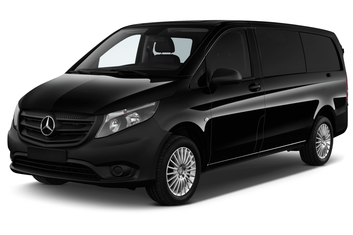 Schräge Frontansicht eines Mercedes Vito Mixto, freigestellt