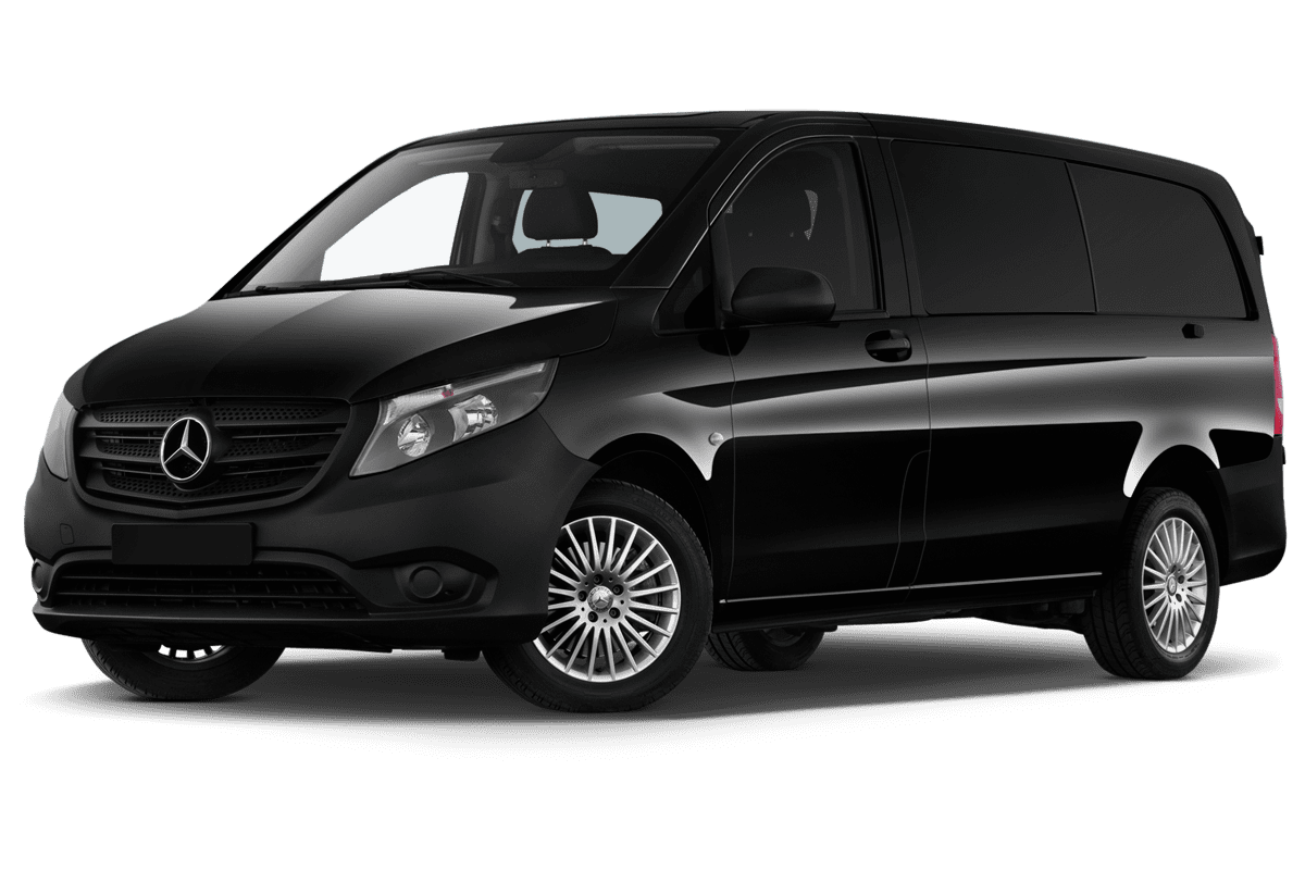 Tiefe, schräge Heckansicht eines Mercedes Vito Mixto, freigestellt