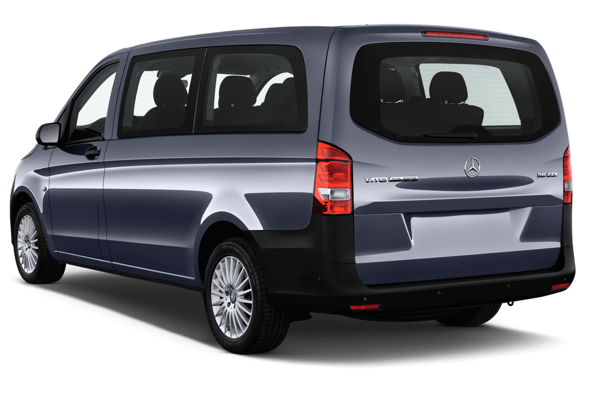 Schräge Heckansicht eines Mercedes eVito Tourer, freigestellt