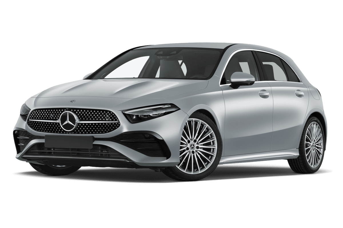 Tiefe, schräge Heckansicht eines Mercedes A-Klasse, freigestellt