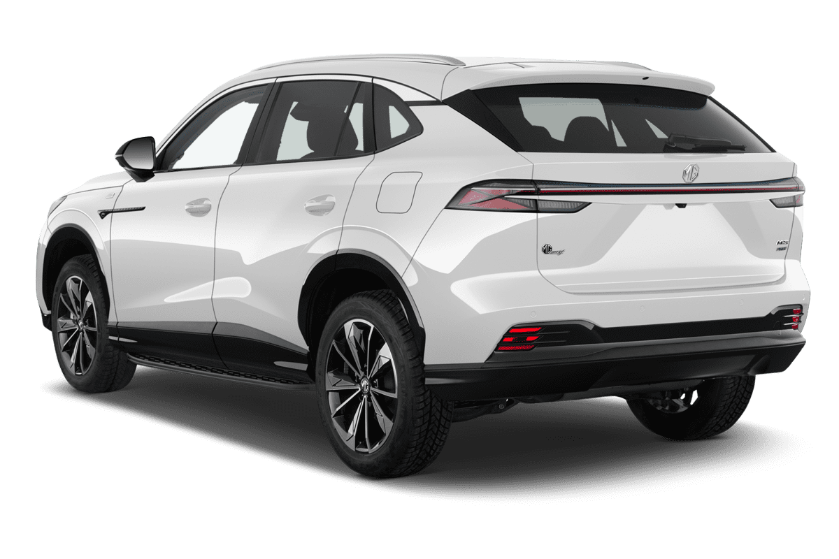 Schräge Heckansicht eines MG EHS Plug-in-Hybrid, freigestellt