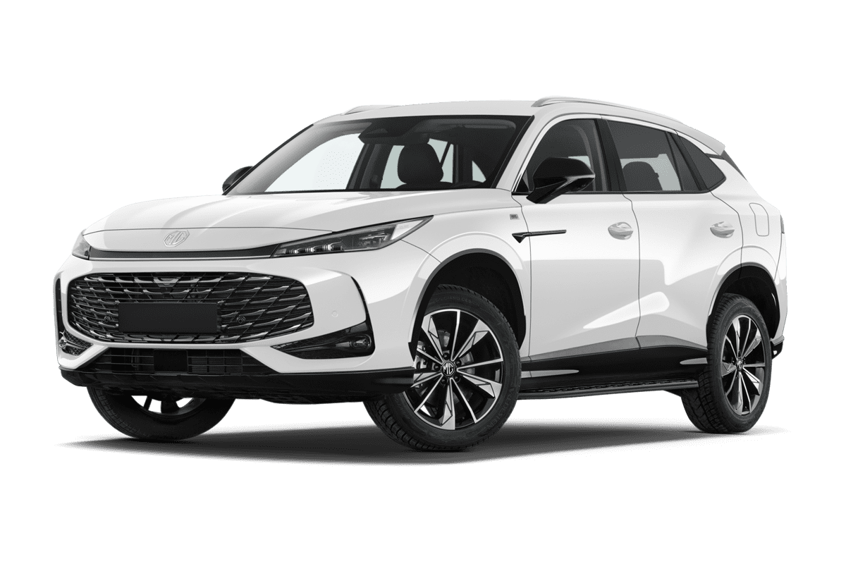 Tiefe, schräge Heckansicht eines MG EHS Plug-in-Hybrid, freigestellt