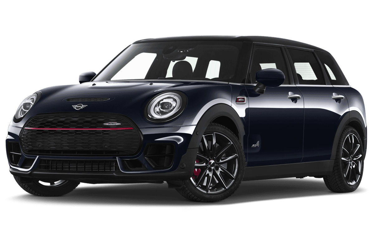 Tiefe, schräge Heckansicht eines MINI Clubman John Cooper Works, freigestellt