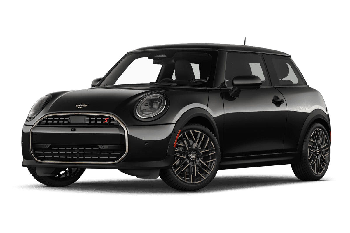 Tiefe, schräge Heckansicht eines MINI Cooper 3-Türer , freigestellt