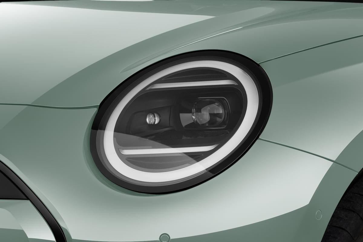 Frontscheinwerfer eines MINI Cooper Electric 