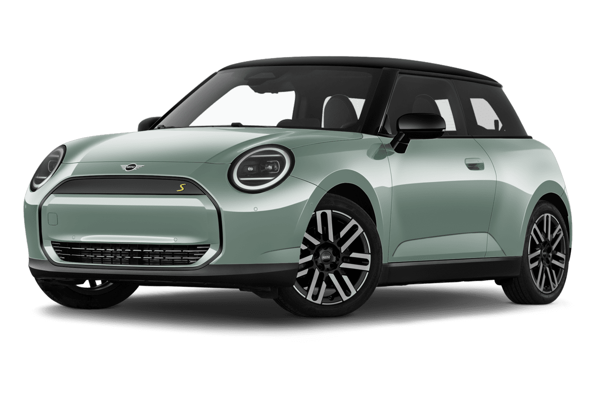 Tiefe, schräge Heckansicht eines MINI Cooper Electric , freigestellt