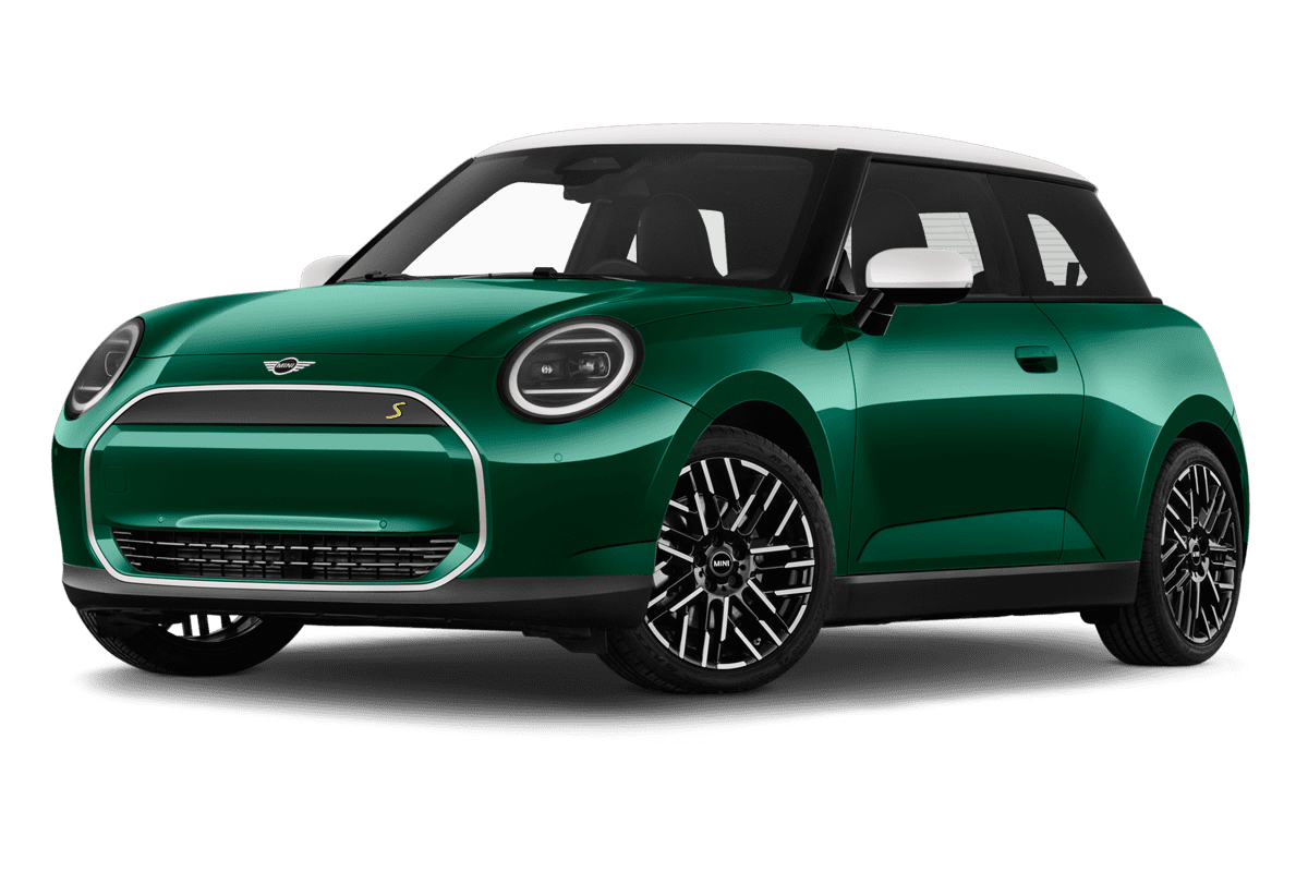 Tiefe, schräge Heckansicht eines MINI Cooper Electric , freigestellt