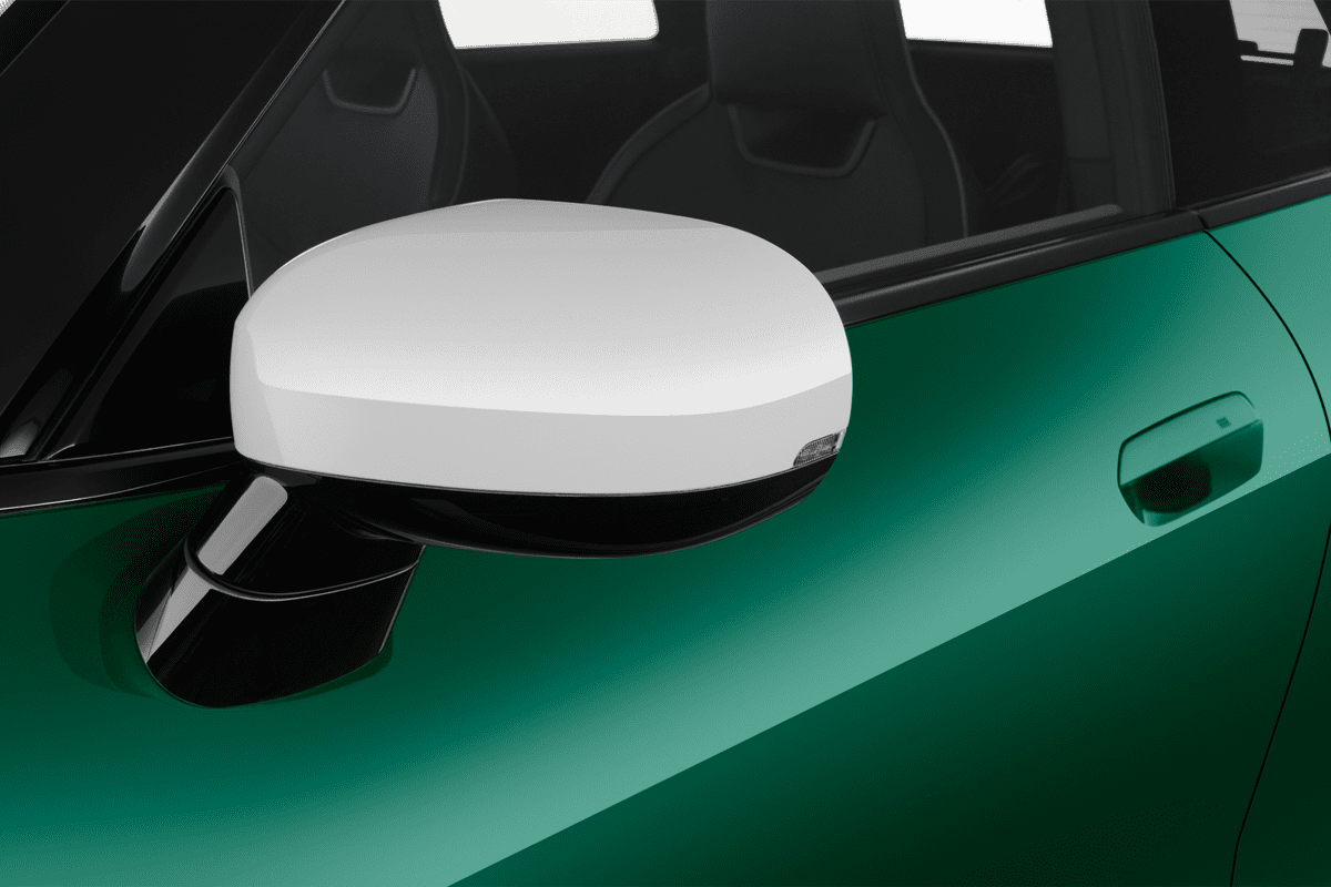 Rückspiegel eines MINI Cooper Electric 