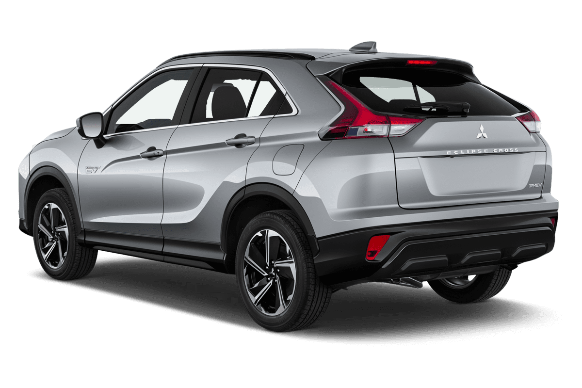 Schräge Heckansicht eines Mitsubishi Eclipse Cross Plug-in Hybrid, freigestellt
