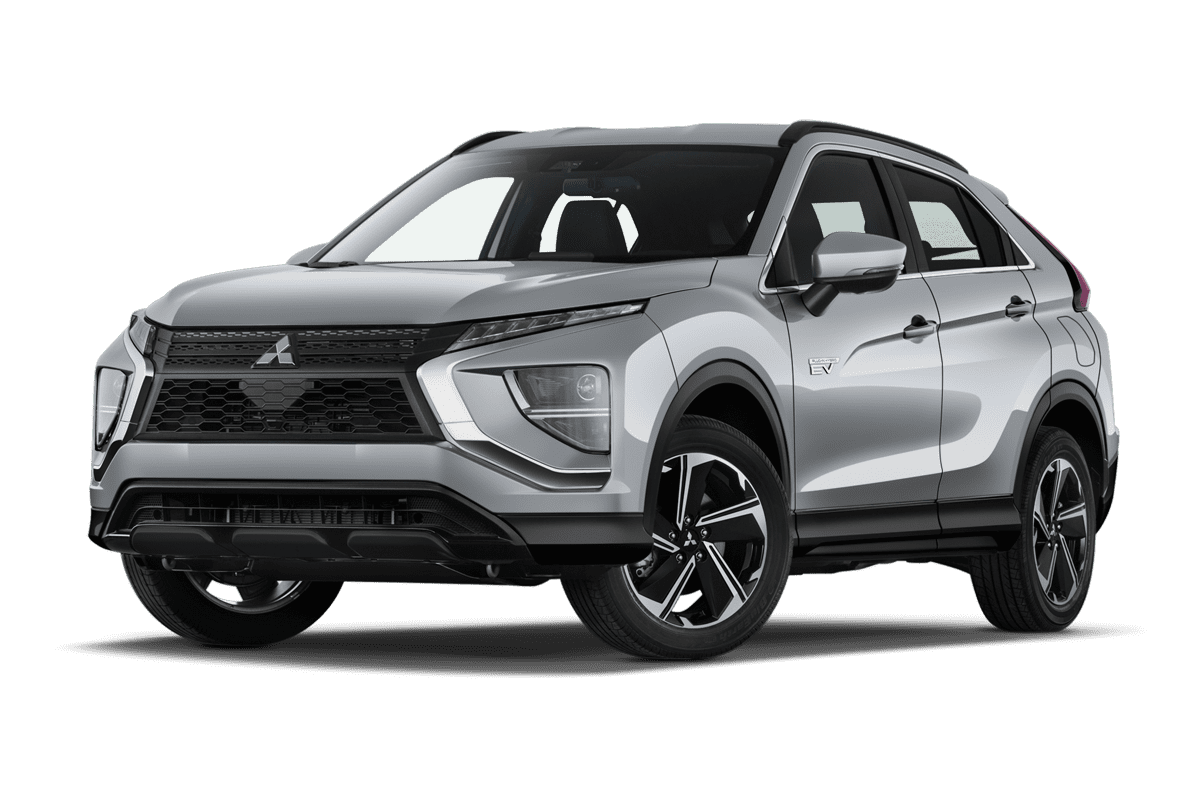Tiefe, schräge Heckansicht eines Mitsubishi Eclipse Cross Plug-in Hybrid, freigestellt