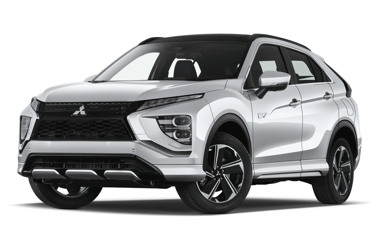 Tiefe, schräge Heckansicht eines Mitsubishi Eclipse Cross BEV (neues Modell), freigestellt