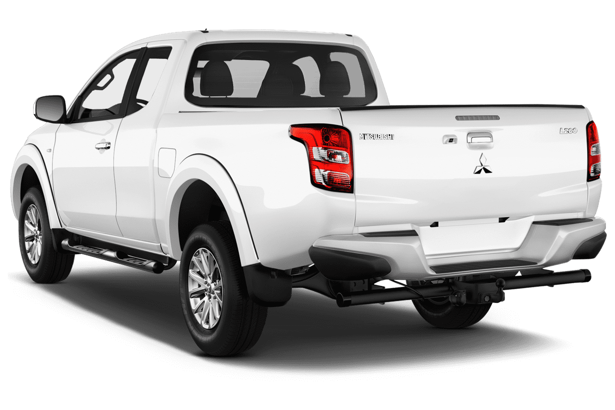 Schräge Heckansicht eines Mitsubishi L200 , freigestellt