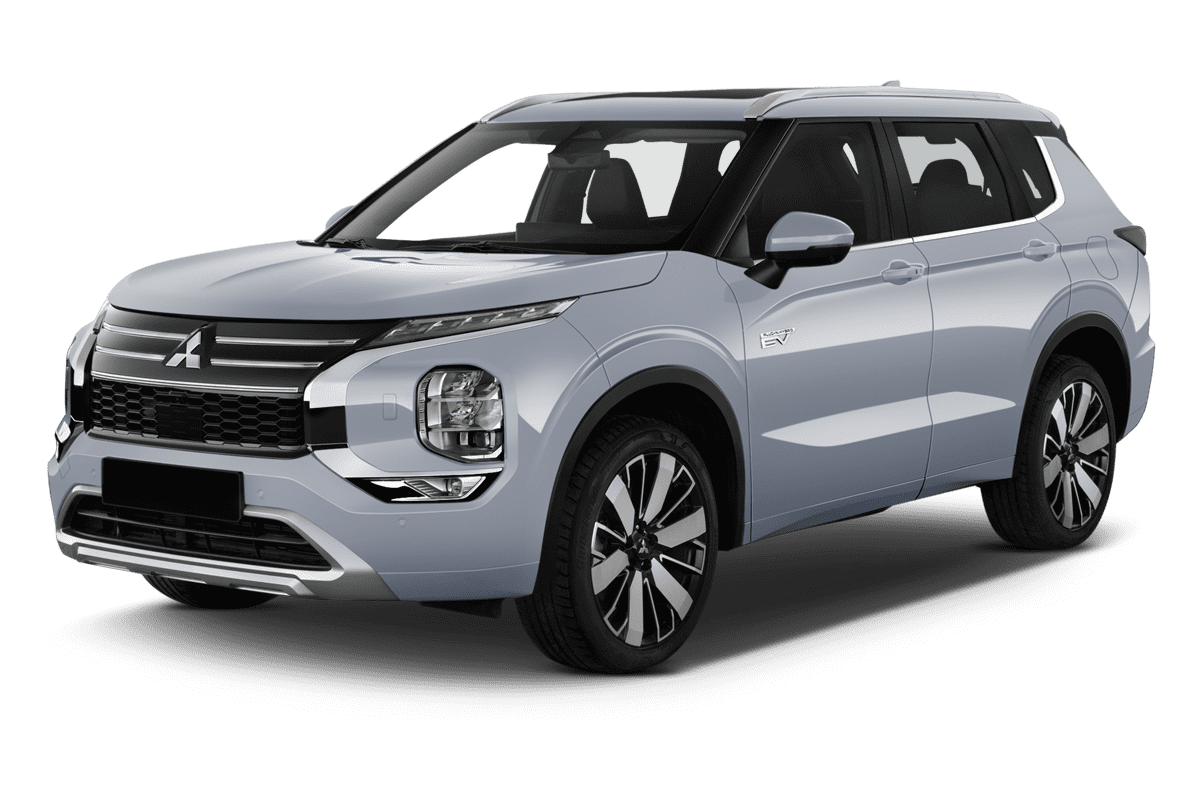 Schräge Frontansicht eines Mitsubishi Outlander Plug-in-Hybrid, freigestellt