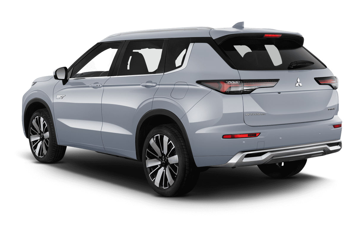 Schräge Heckansicht eines Mitsubishi Outlander Plug-in-Hybrid, freigestellt