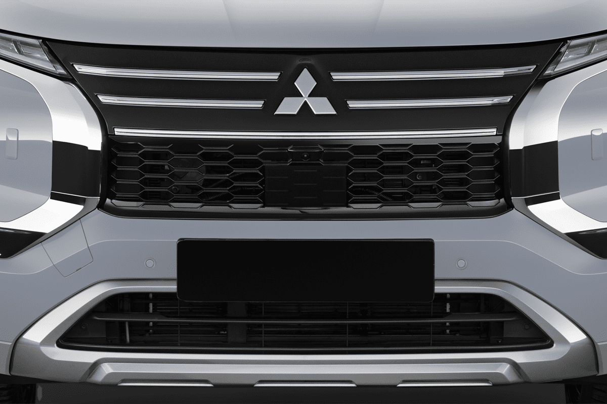 Kühlergrill eines Mitsubishi Outlander Plug-in-Hybrid