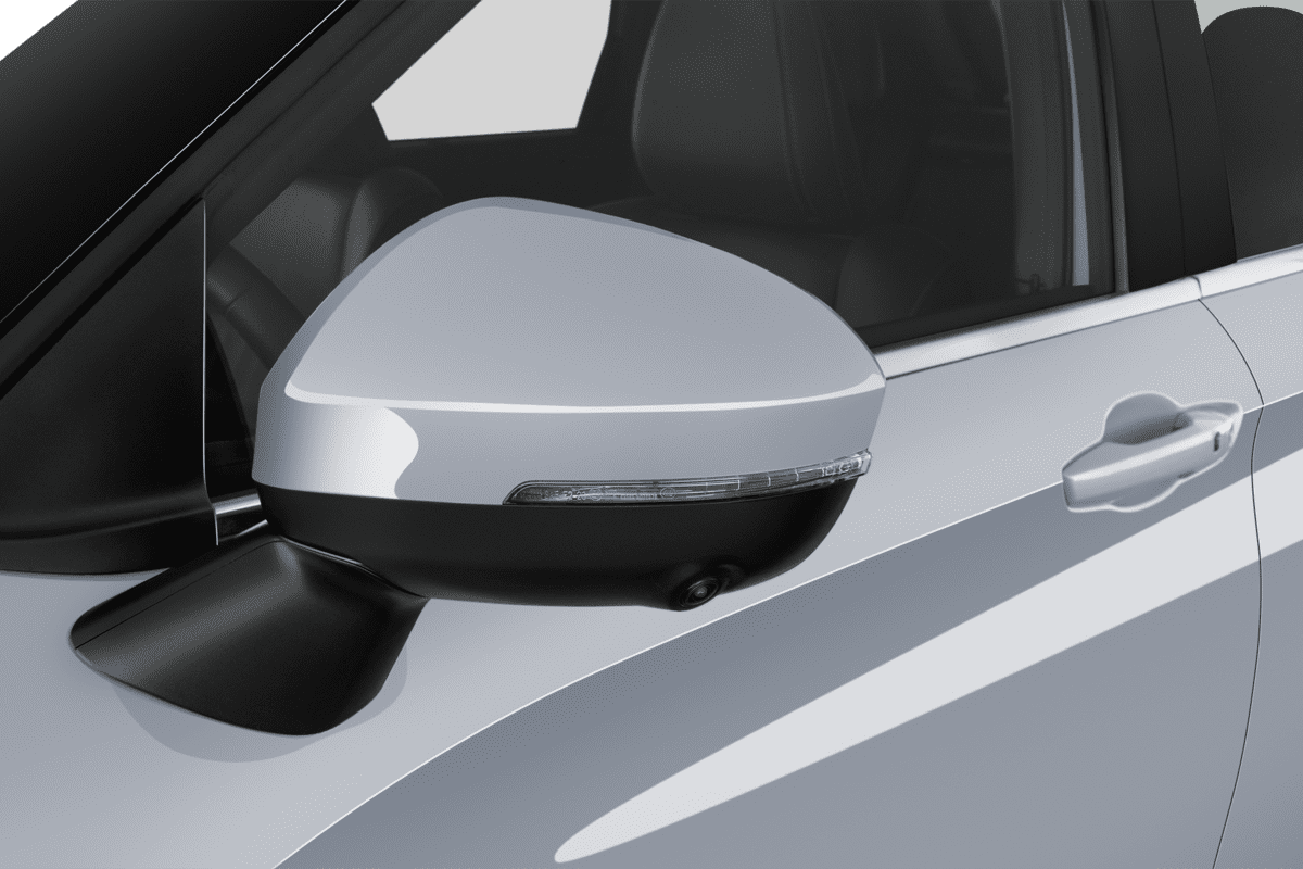 Rückspiegel eines Mitsubishi Outlander Plug-in-Hybrid