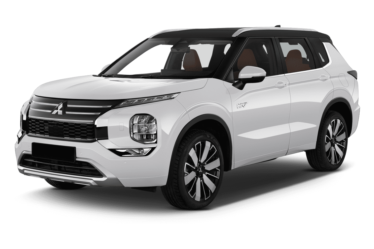 Schräge Frontansicht eines Mitsubishi Outlander Plug-in-Hybrid, freigestellt