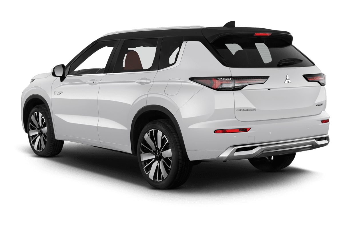 Schräge Heckansicht eines Mitsubishi Outlander Plug-in-Hybrid, freigestellt