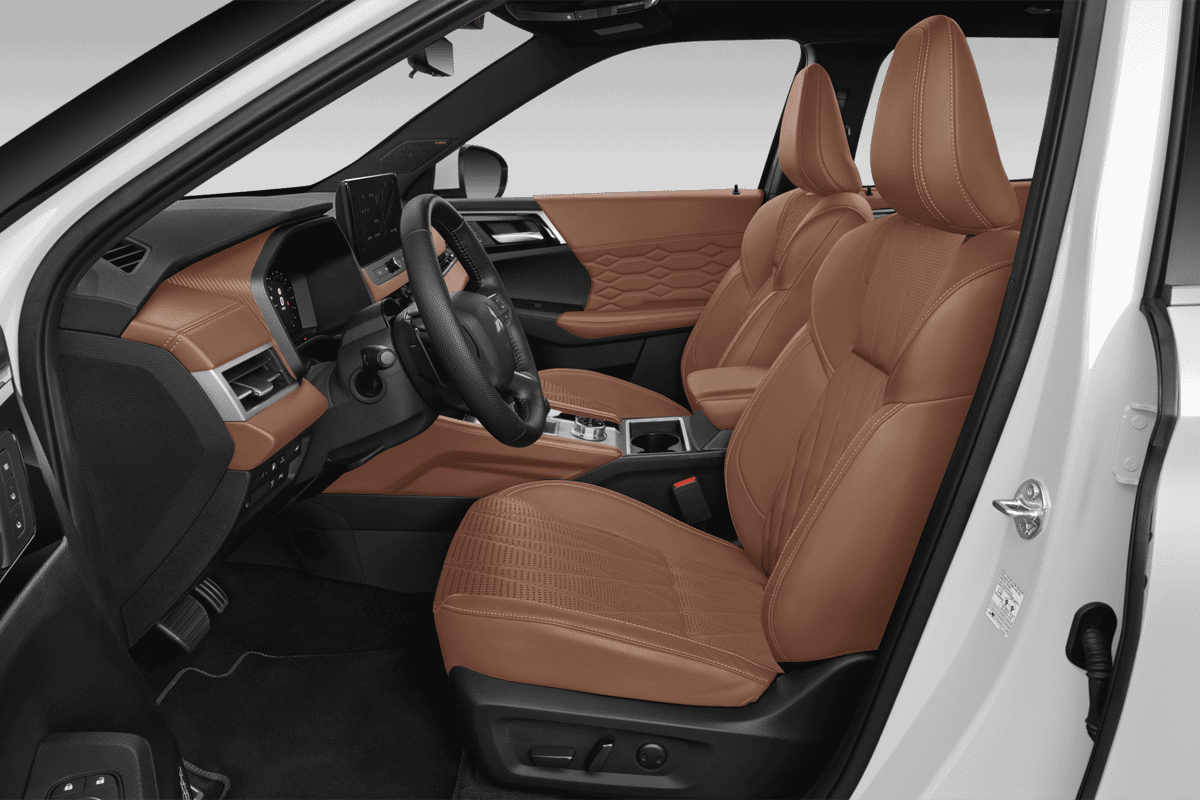 Vordersitze eines Mitsubishi Outlander Plug-in-Hybrid