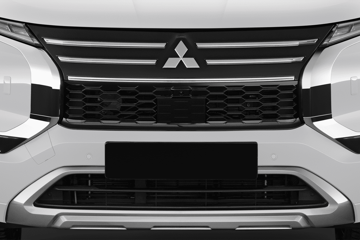 Kühlergrill eines Mitsubishi Outlander Plug-in-Hybrid