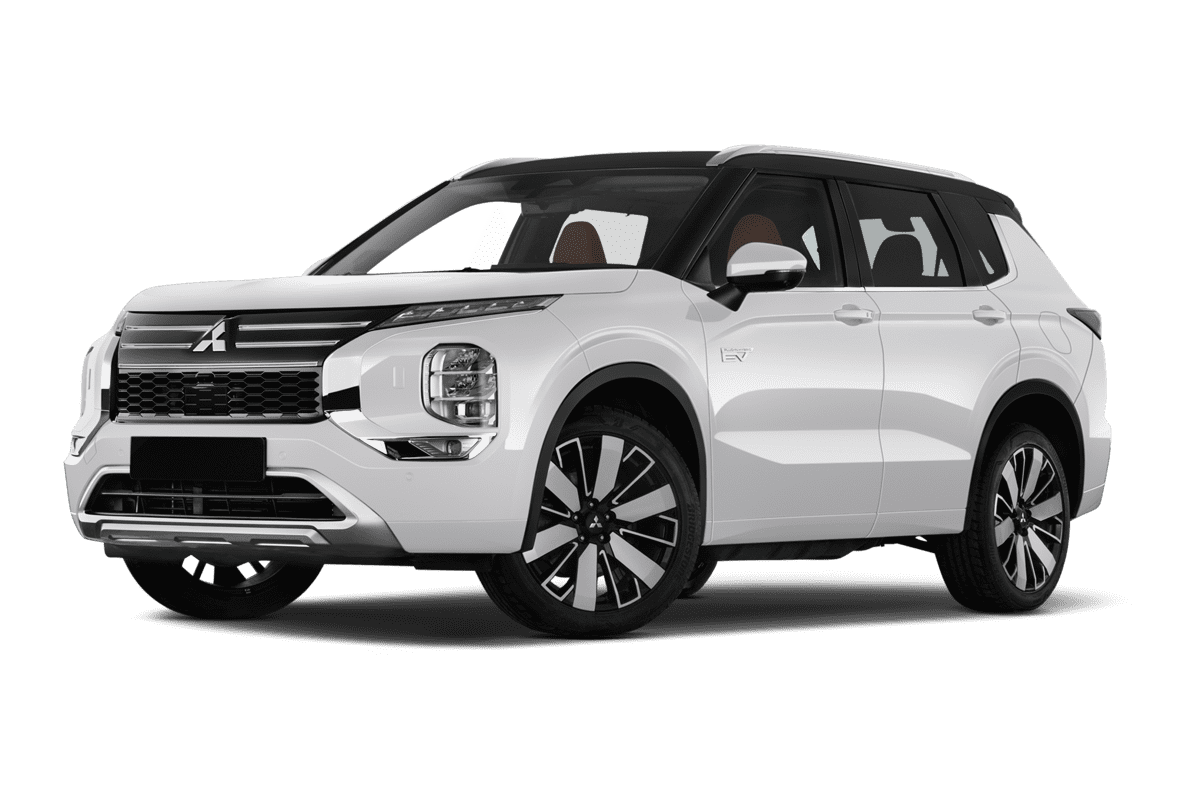 Tiefe, schräge Heckansicht eines Mitsubishi Outlander Plug-in-Hybrid, freigestellt