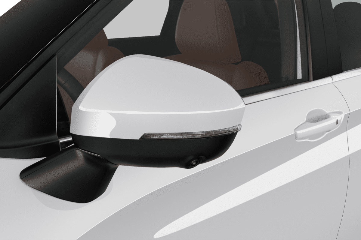Rückspiegel eines Mitsubishi Outlander Plug-in-Hybrid