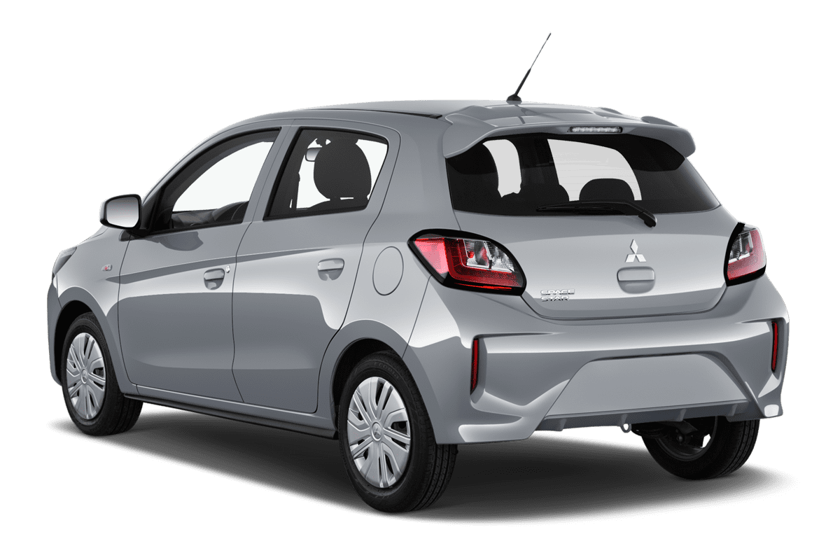 Schräge Heckansicht eines Mitsubishi Space Star, freigestellt