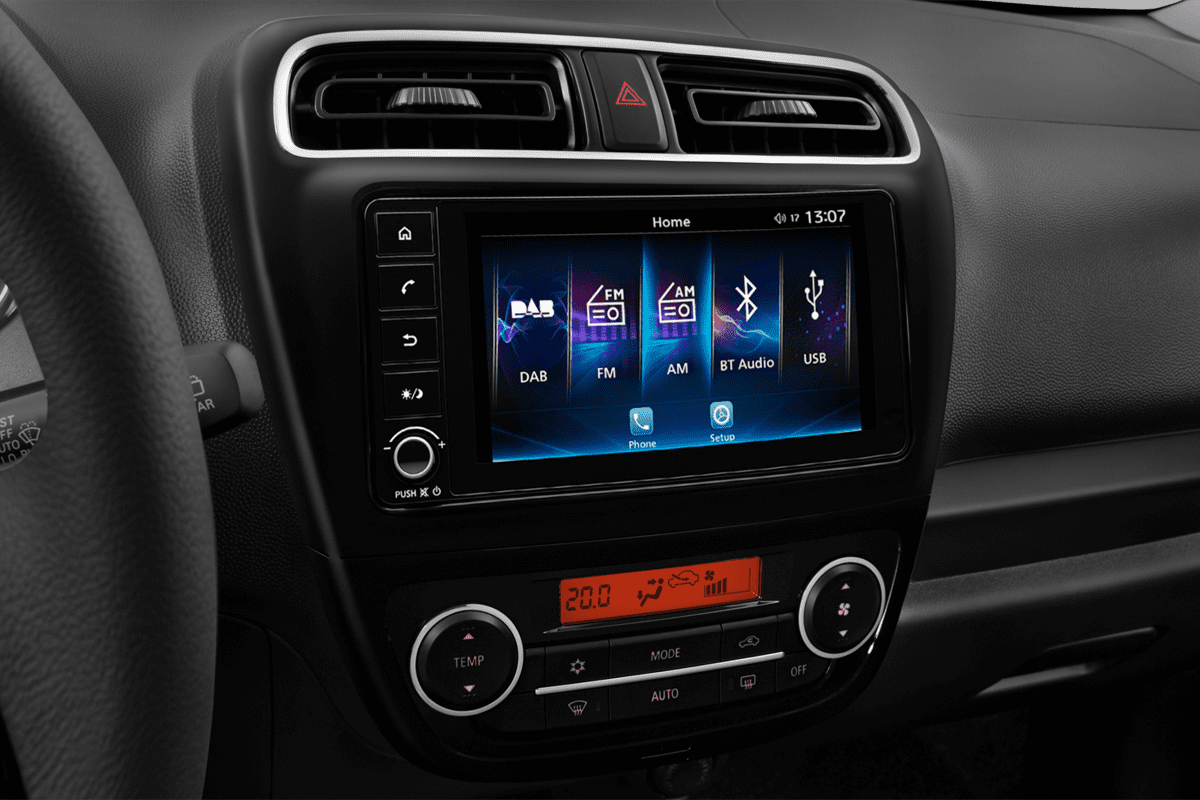 Mittelkonsole eines Mitsubishi Space Star