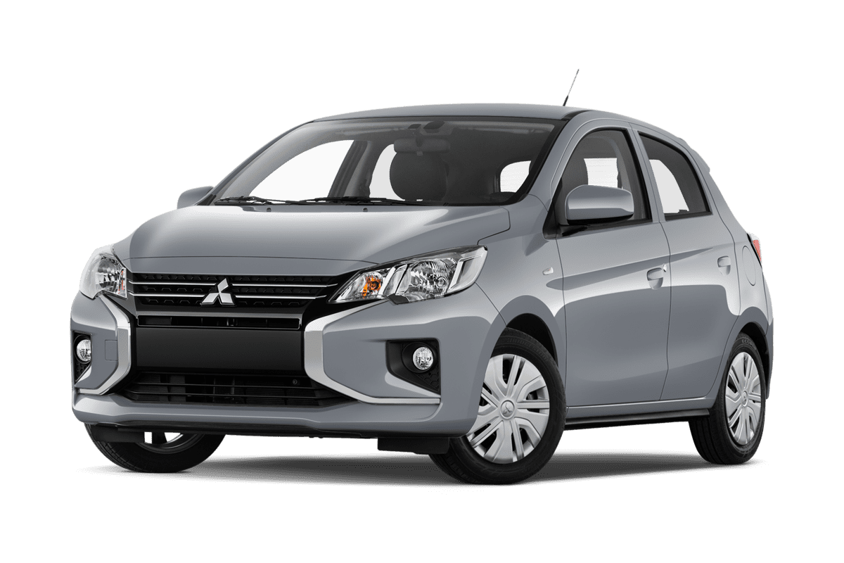 Tiefe, schräge Heckansicht eines Mitsubishi Space Star, freigestellt