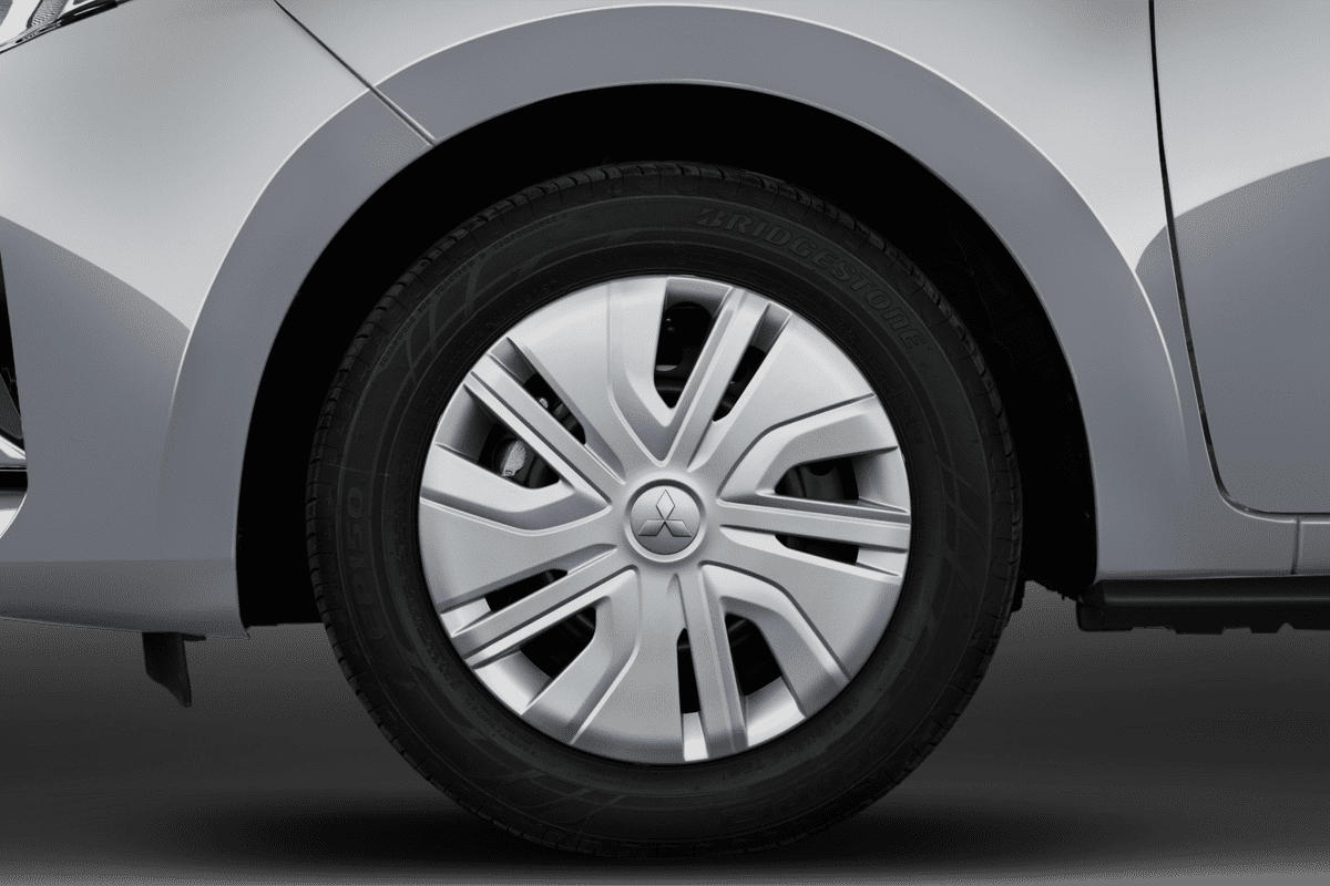 Radkappe oder Felge eines Mitsubishi Space Star