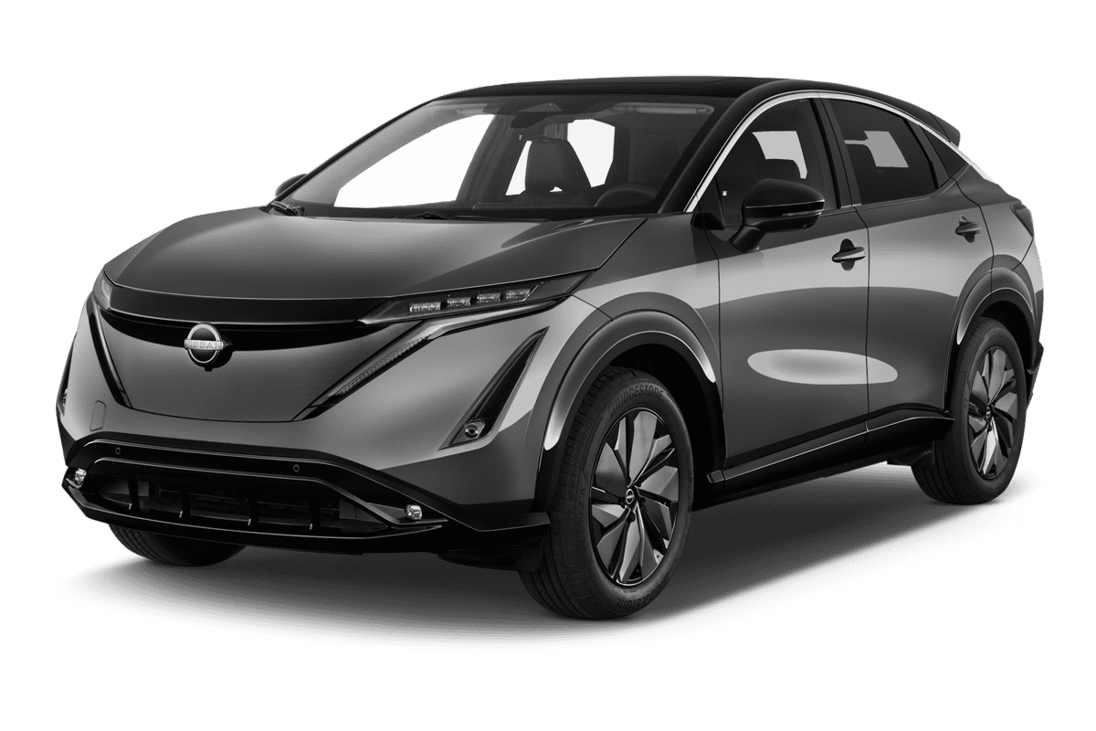 Schräge Frontansicht eines Nissan Ariya, freigestellt