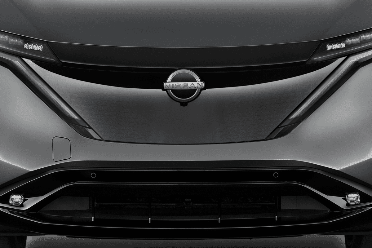 Kühlergrill eines Nissan Ariya