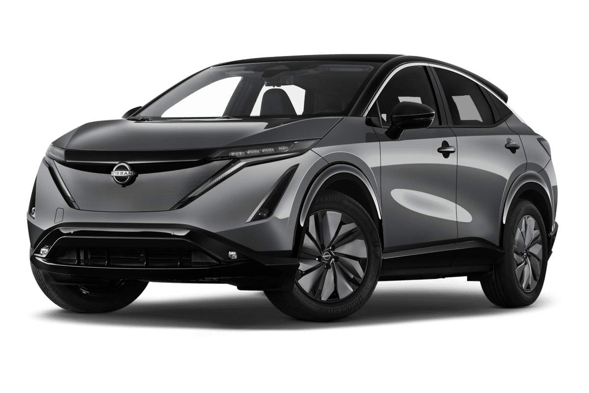 Tiefe, schräge Heckansicht eines Nissan Ariya, freigestellt